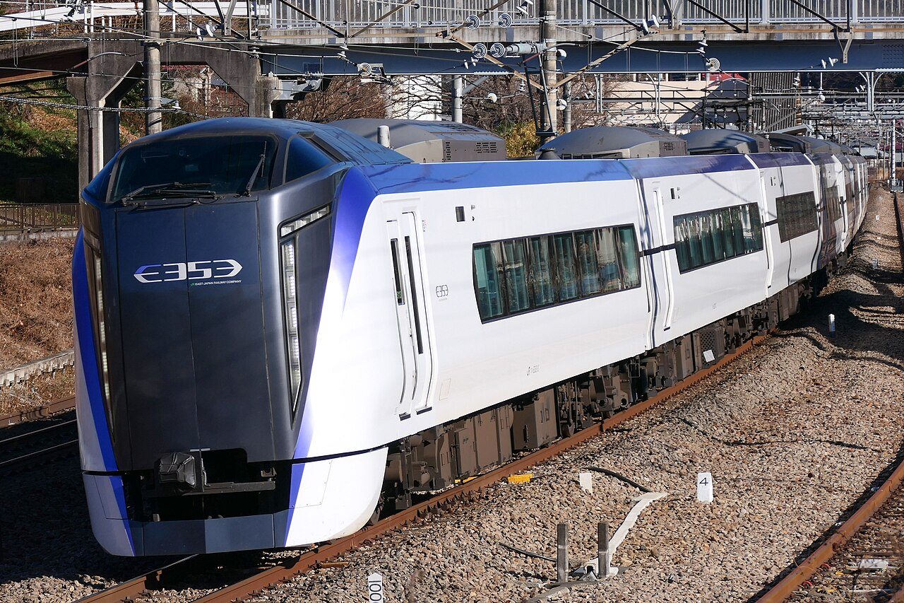 E353 series limited express Kaiji running between Torisawa and Saruhashi on the Chūō Main Line.