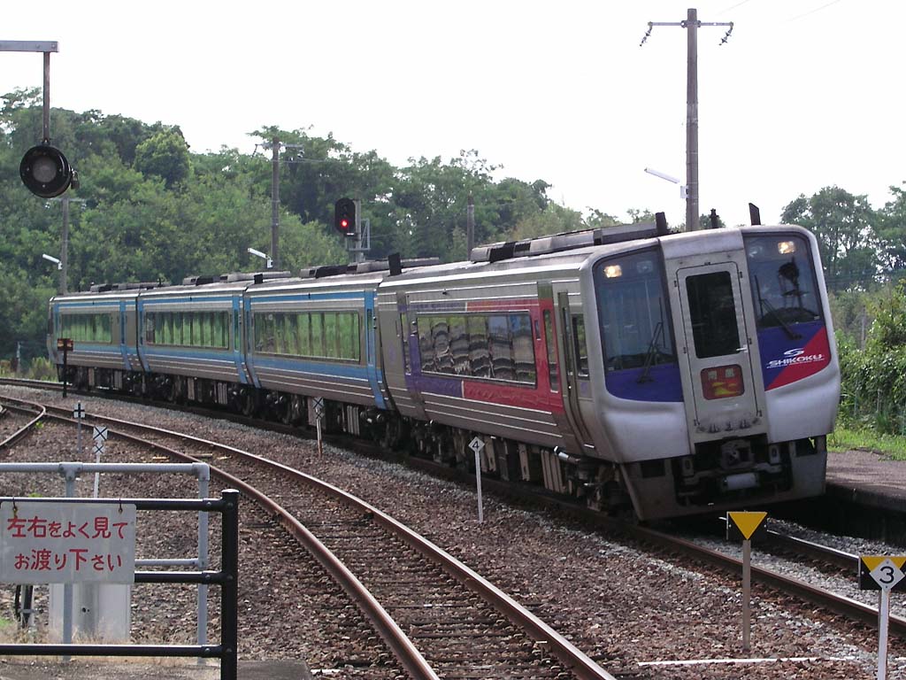 JR Shikoku 2000 series DMU at Sanuki-Saida Station on the Dosan Line.