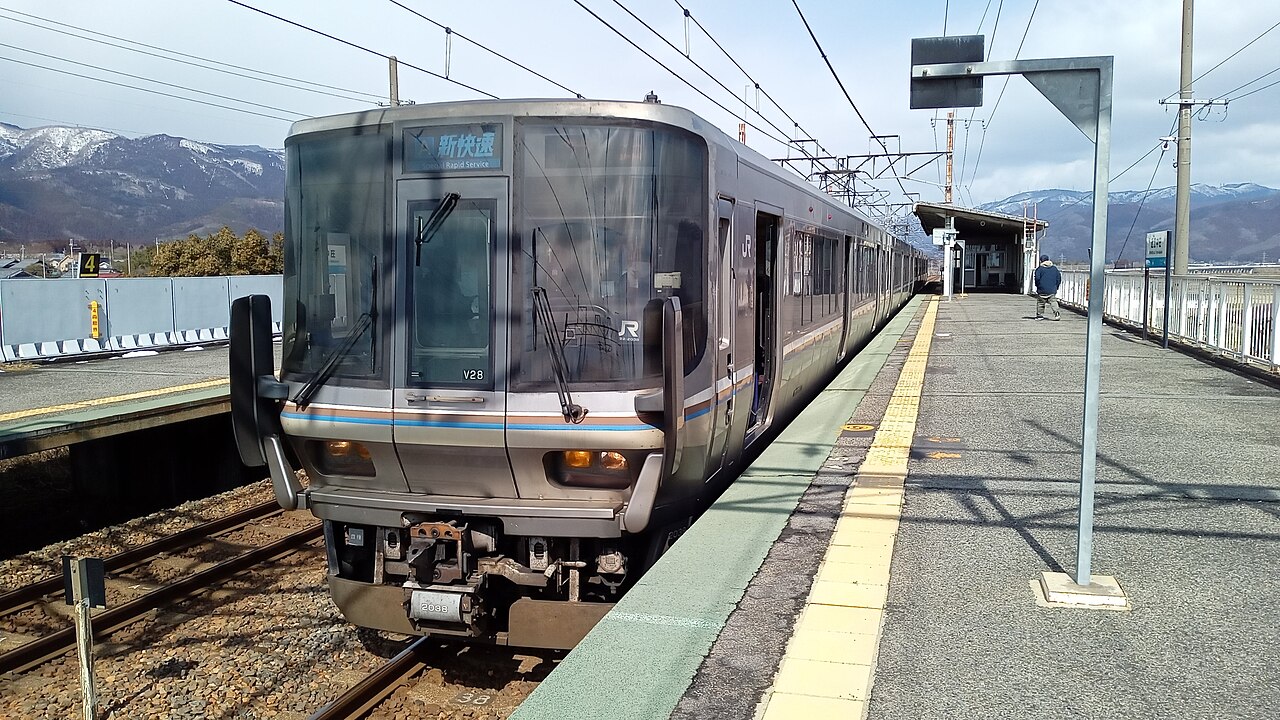 A 223-2000 series Special Rapid service at Ōmi-Nakashō on the Kosei Line.