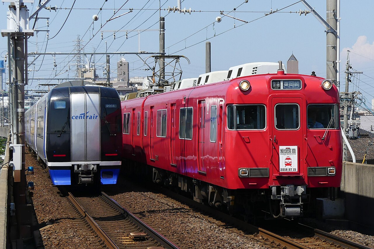 A Meitetsu 6000 series local train and a 2000 series Mu Sky passing near Naka-Otai Station on the Meitetsu Inuyama Line.