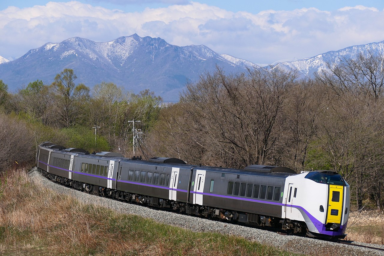 Kiha 261 set ST1101 on the limited express "Ozora" No.2 between Taisei and Memuro on the Nemuro Main Line, the Hidaka Mountains behind.