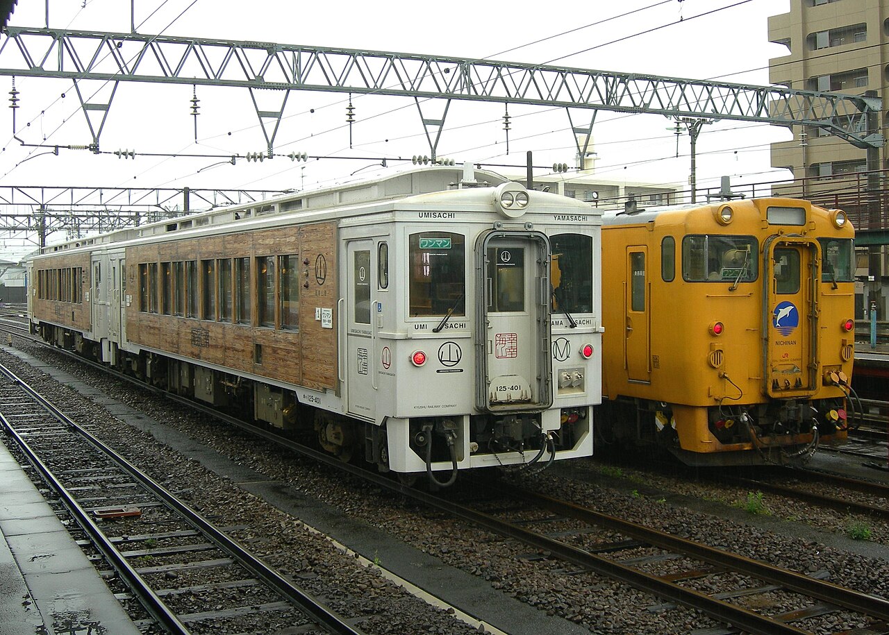 JR Kyushu Kiha 125 'Umisachi Yamasachi' and a Kiha 40 in Nichinan Line livery.