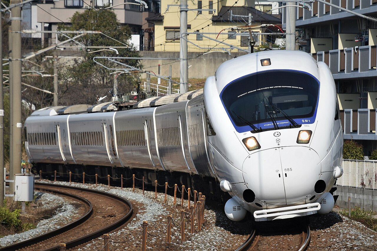 A JR Kyushu 885 series limited express on the Nippō Main Line between Kukunochi and Kanda.