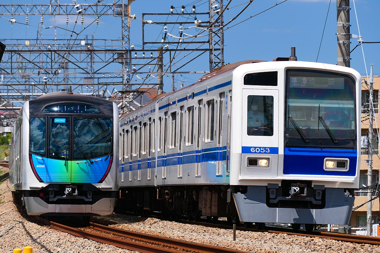 Seibu 40000 series set 40102 and 6000 series set 6153 between Kotesashi and Nishi-Tokorozawa on the Seibu Ikebukuro Line.