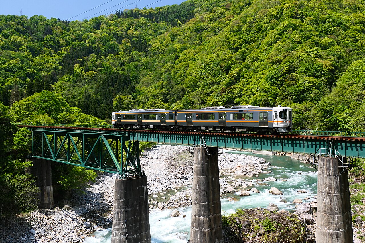 JR Tokai Kiha 25 series crossing the Miyagawa railway bridge between Sugihara and Inotani on the Takayama Main Line.