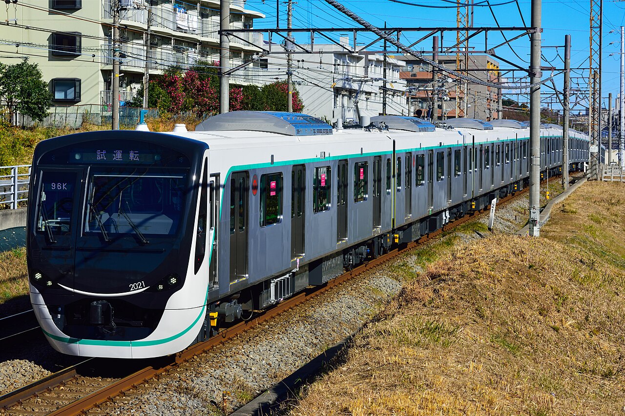 Tokyu 2020 series set 2121 on a test run between Eda and Ichigao stations on the Tokyu Den-en-toshi Line.