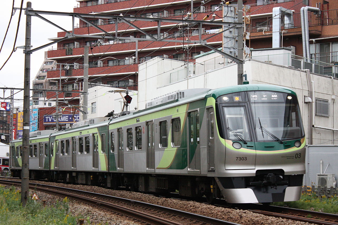 A Tōkyū 7000 series EMU set 7103 between Ikegami and Hasunuma stations on the Tōkyū Ikegami Line.