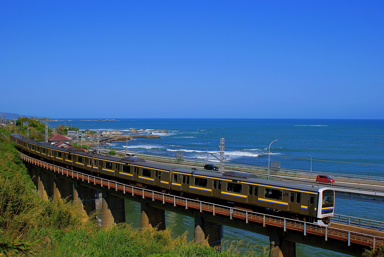 A 209 series train crossing a bridge on the Uchibō Line in the Bōsō Peninsula.