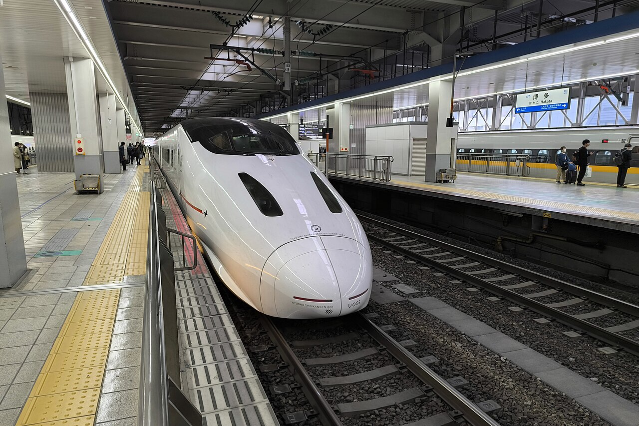 An 800 series Shinkansen, JR Kyushu’s train for the Kyūshū Shinkansen.