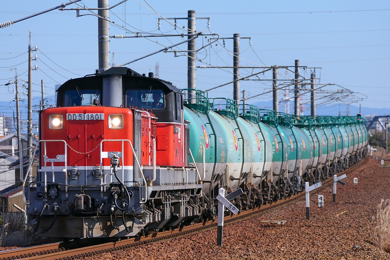 Class DD51 no. 1801 hauling an oil freight train on the JR Kansai Main Line between Hatta and Haruta.