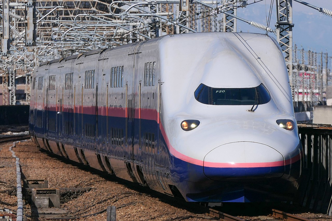 A double-decker E4 series set on a "Max Tanigawa" Jōetsu Shinkansen service entering Ōmiya Station.