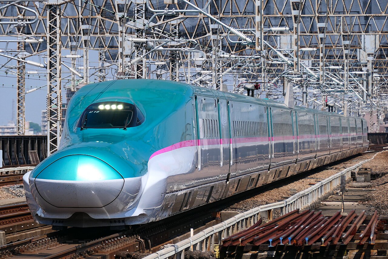 E5 series formation U15 on a Tokyo-bound Yamabiko service entering Omiya Station.