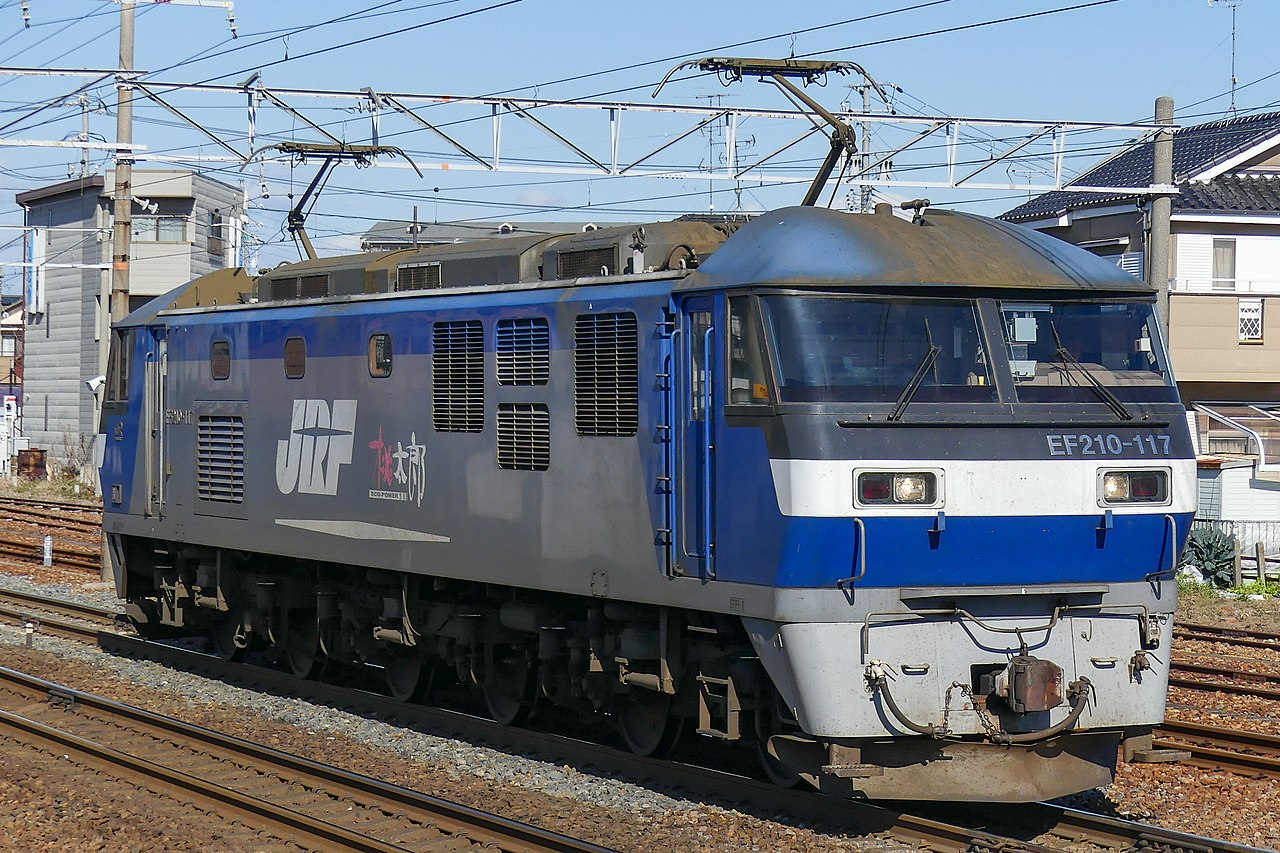 JR Freight Class EF210 No. 117 passing through Kiyosu Station on the Tokaido Main Line.
