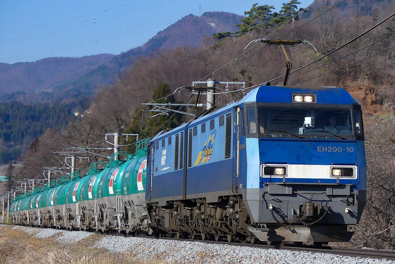 JR Freight EH200 No. 10 hauling an oil freight train on the Shinonoi Line between Obasute and Inariyama.