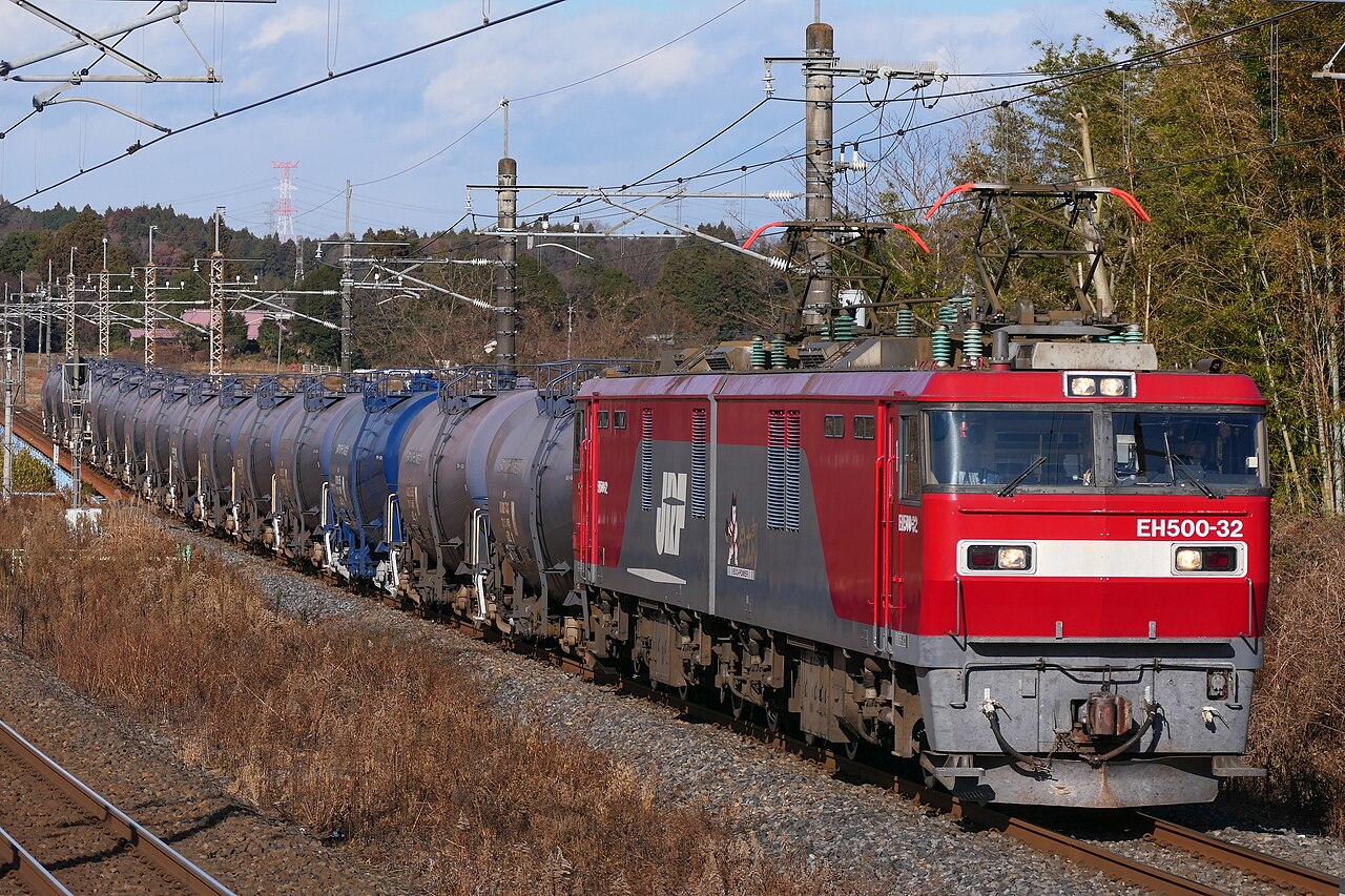 JR Freight Class EH500 No. 32 hauls an oil tank-car freight train between Kataoka and Kamasusaka on the Tōhoku Main Line (Utsunomiya Line).