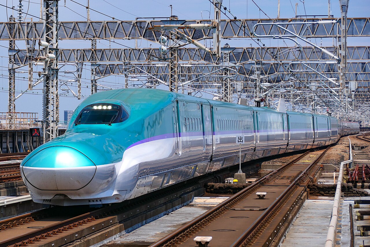 The JR Hokkaido H5 series set H1 on a "Hayabusa" service entering Ōmiya Station on the Tōhoku Shinkansen.