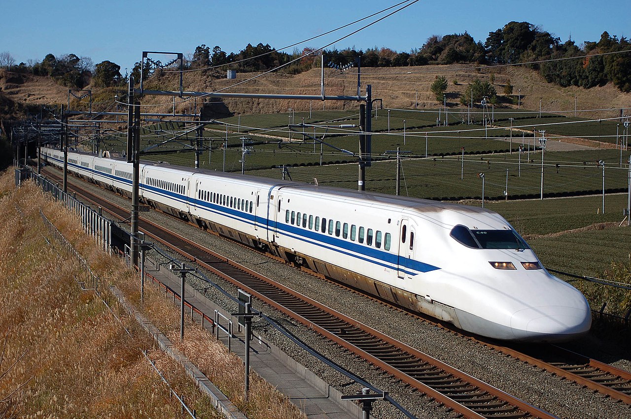 A JR Central 700 series Shinkansen set C40 on the Tōkaidō Shinkansen between Kakegawa and Shizuoka.