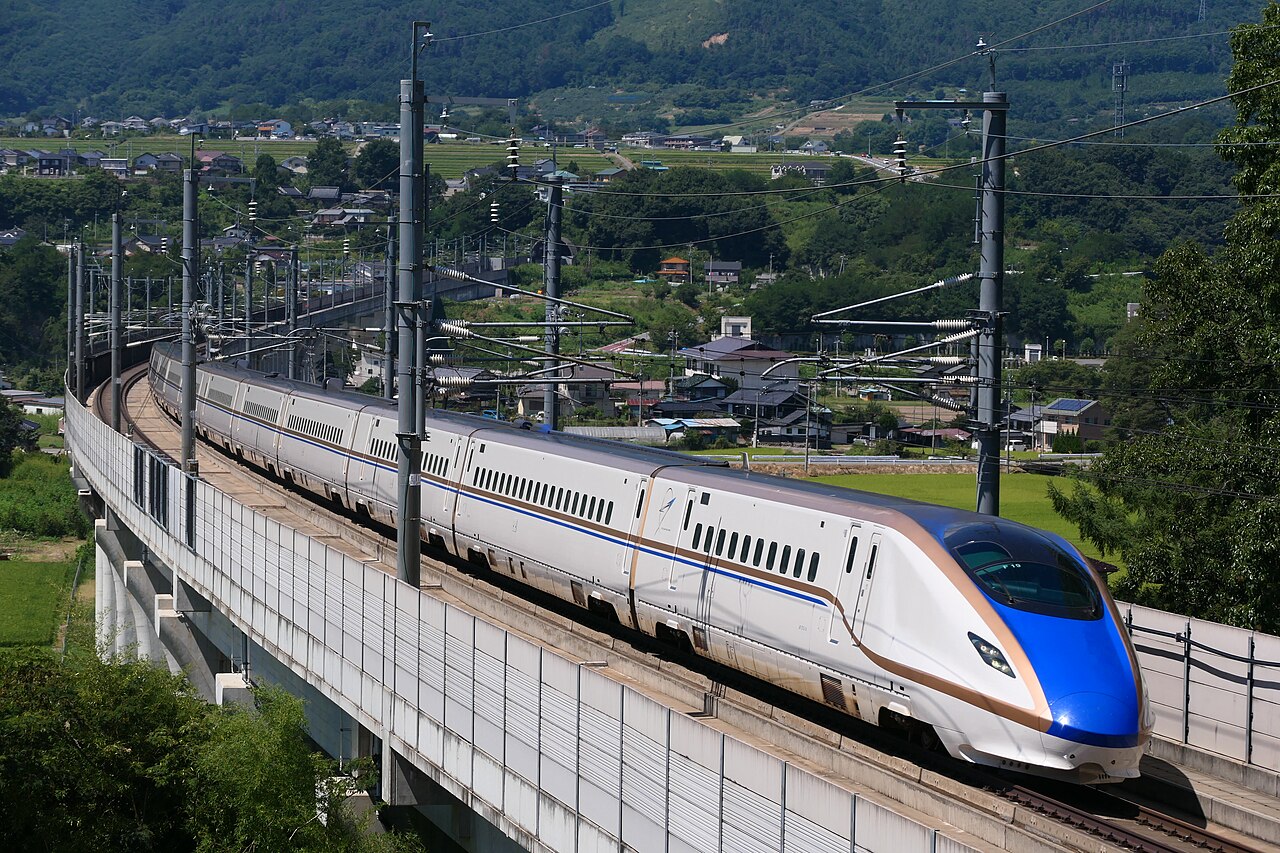 An Asama service bound for Tokyo, operated by E7 series set F19, running near Sakudaira on the Hokuriku Shinkansen.