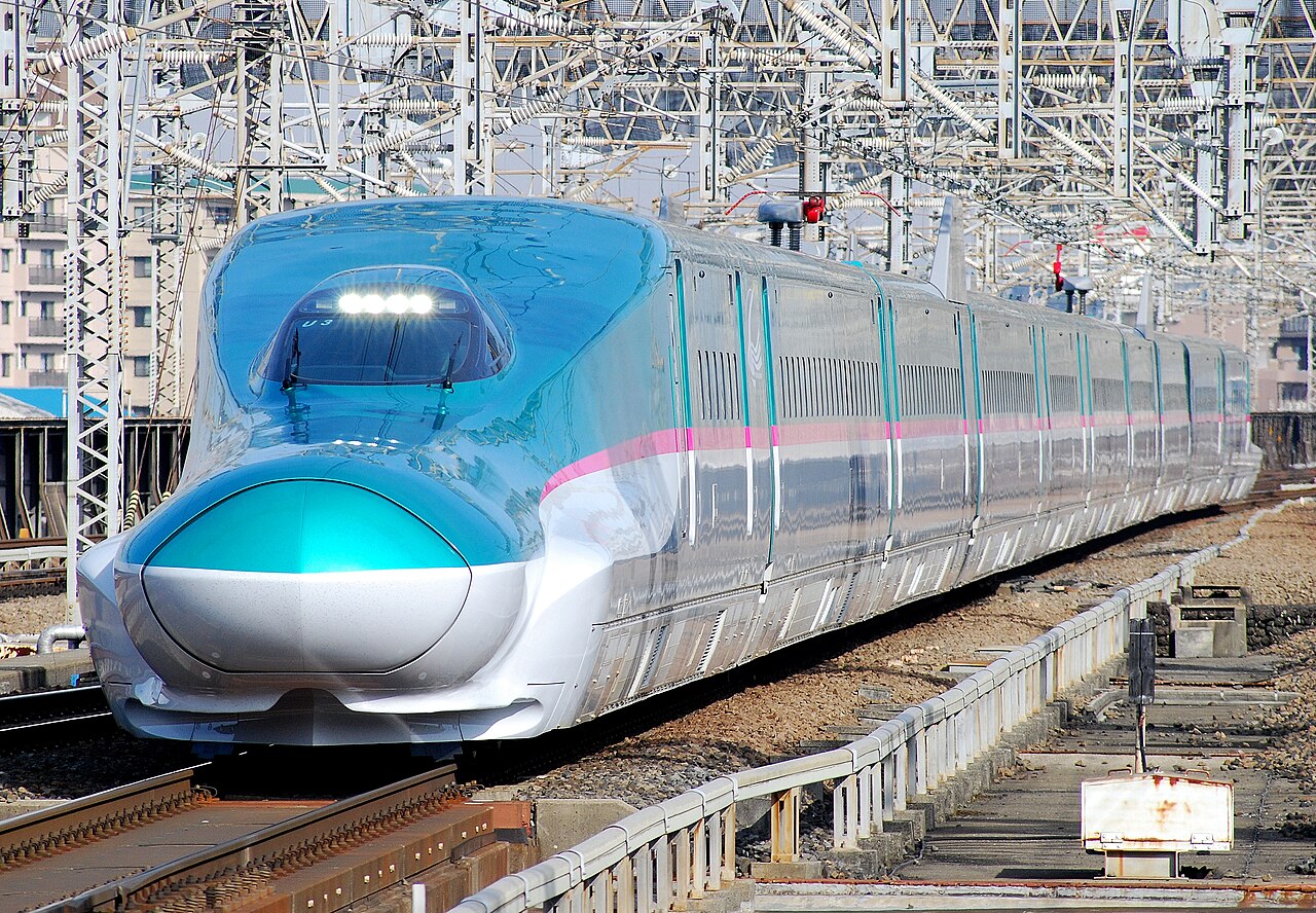 JR East E5 series set U3 approaching Omiya Station on the Hayabusa 4 service to Tokyo.