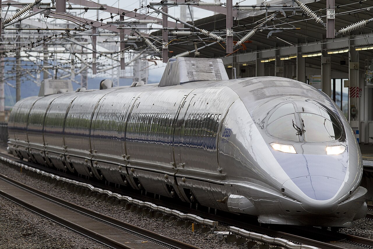 A JR West 500 series set V6 on a Hikari service, passing through Shin-Kurashiki Station.